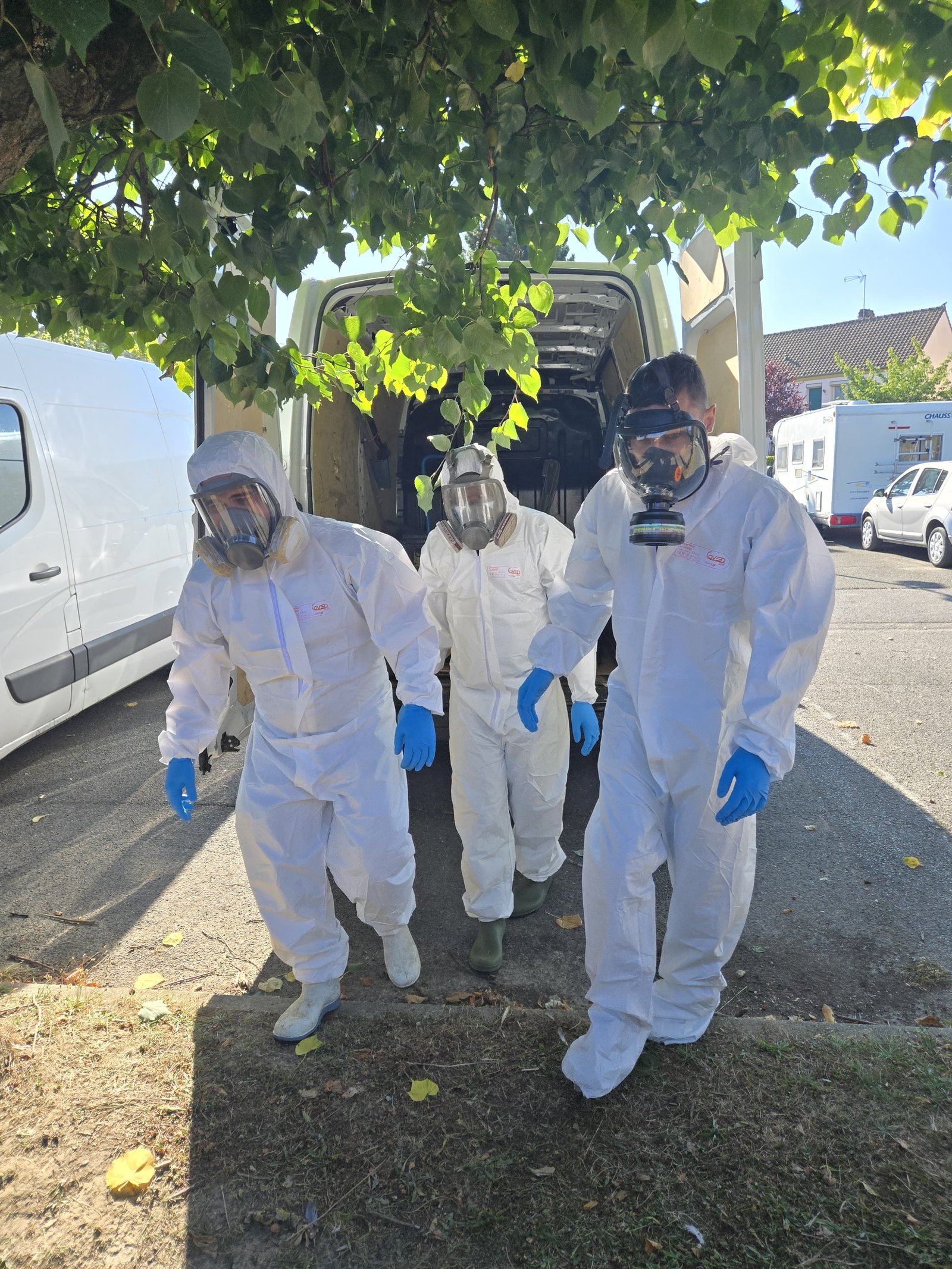 Technicienne Nettoyage Après Décès Paris ajustant son masque FFP3 avant intervention
